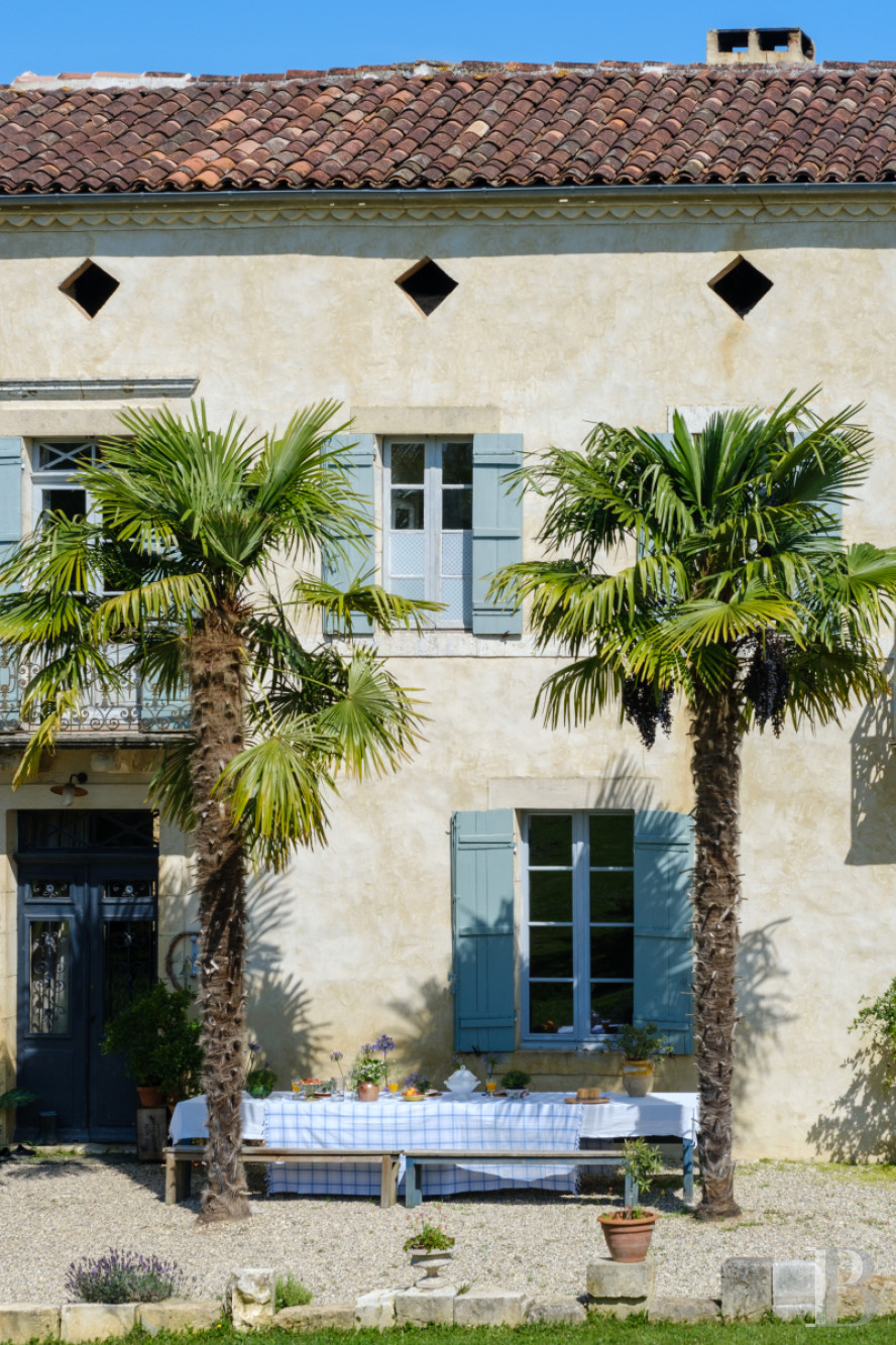Dans le Gers, à l’ouest de Lectoure, un ancien domaine de production d’armagnac transformé et décoré avec soin - photo  n°3